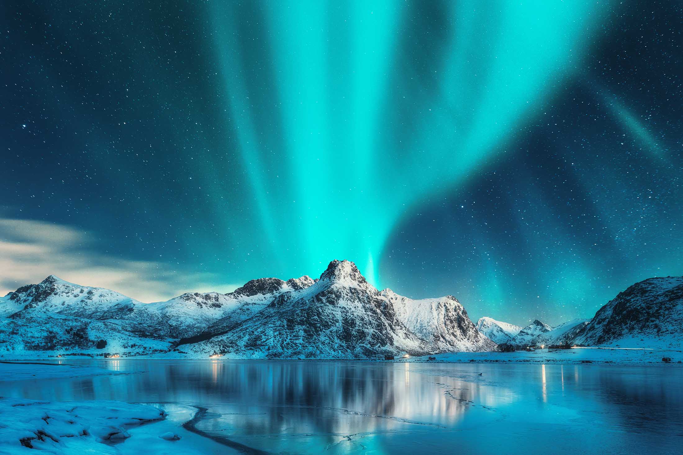 aurora-borealis-over-snowy-mountains-and-frozen-se-J6LTWV2.jpg